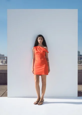 Rüschenkleid mit asymmetrischem Ausschnitt