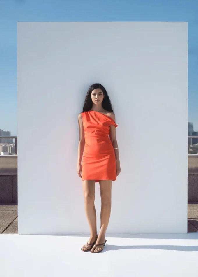 Rüschenkleid mit asymmetrischem Ausschnitt Rüschenkleid mit asymmetrischem Ausschnitt
