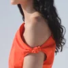 Rüschenkleid mit asymmetrischem Ausschnitt Rüschenkleid mit asymmetrischem Ausschnitt
