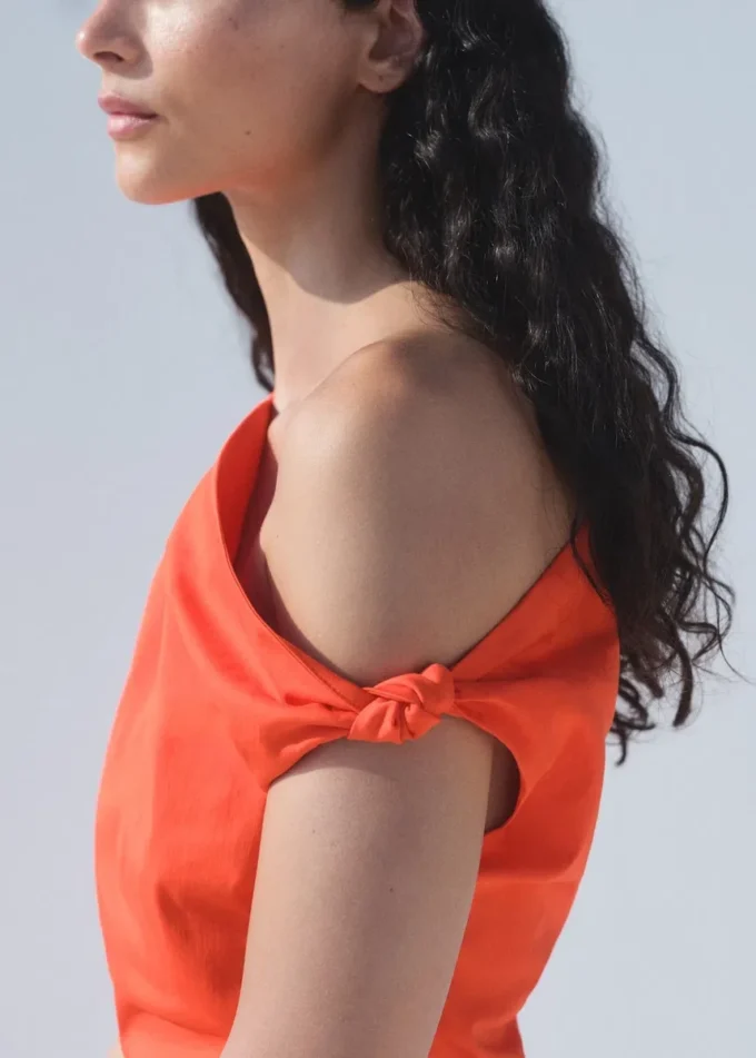 Rüschenkleid mit asymmetrischem Ausschnitt Rüschenkleid mit asymmetrischem Ausschnitt