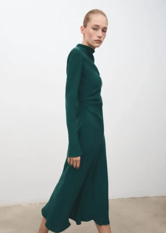 Rüschenkleid mit drapiertem Ausschnitt