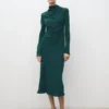 Rüschenkleid mit drapiertem Ausschnitt Rüschenkleid mit drapiertem Ausschnitt
