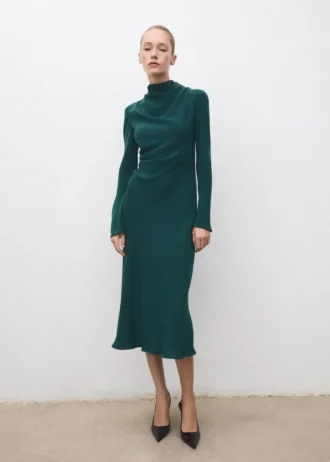 Rüschenkleid mit drapiertem Ausschnitt