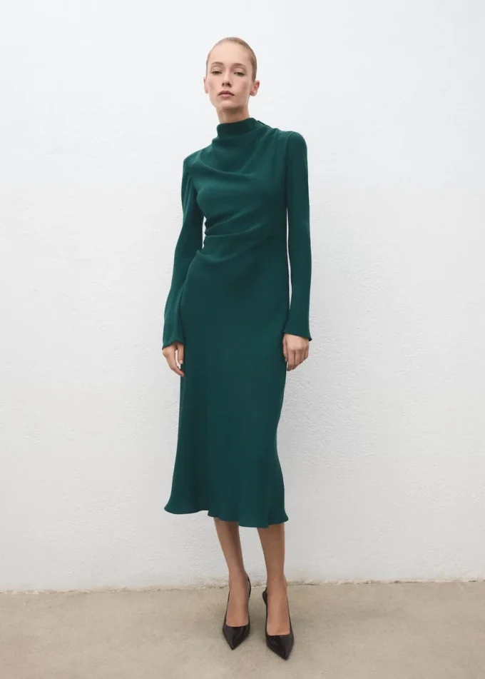 Rüschenkleid mit drapiertem Ausschnitt Rüschenkleid mit drapiertem Ausschnitt