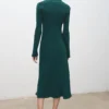 Rüschenkleid mit drapiertem Ausschnitt Rüschenkleid mit drapiertem Ausschnitt
