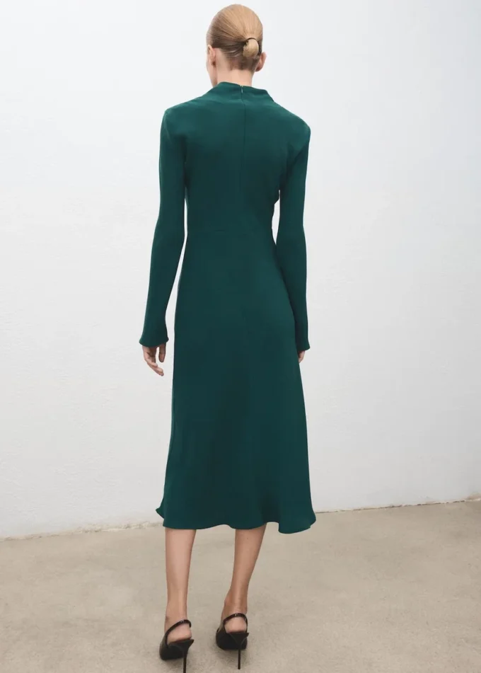 Rüschenkleid mit drapiertem Ausschnitt Rüschenkleid mit drapiertem Ausschnitt