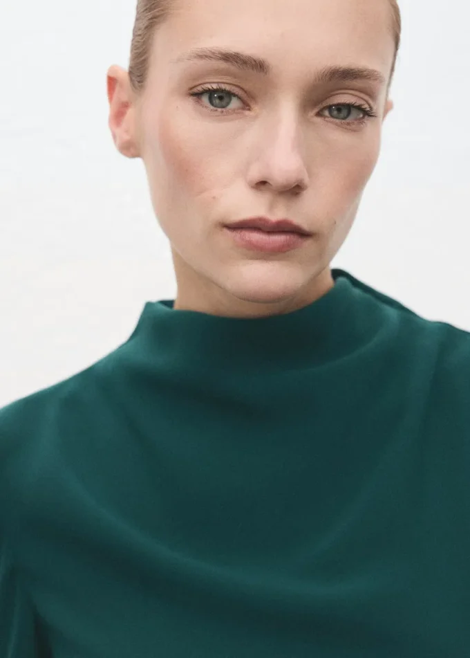 Rüschenkleid mit drapiertem Ausschnitt Rüschenkleid mit drapiertem Ausschnitt