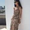 Rüschenkleid mit Leopardenmuster und Öffnung Rüschenkleid mit Leopardenmuster und Öffnung