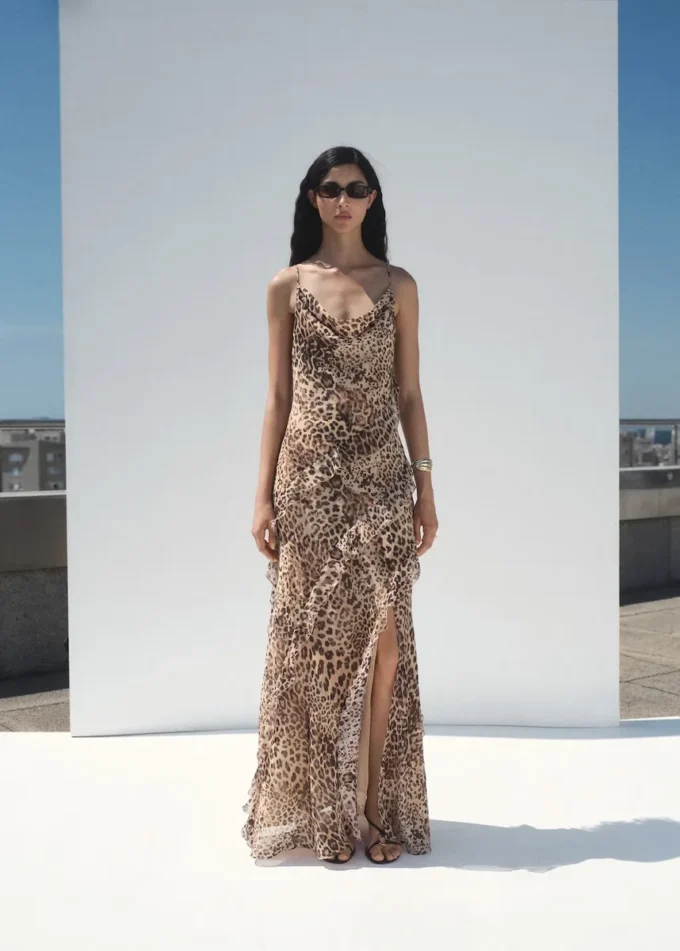 Rüschenkleid mit Leopardenmuster und Öffnung Rüschenkleid mit Leopardenmuster und Öffnung