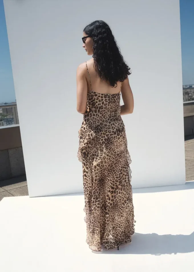 Rüschenkleid mit Leopardenmuster und Öffnung Rüschenkleid mit Leopardenmuster und Öffnung