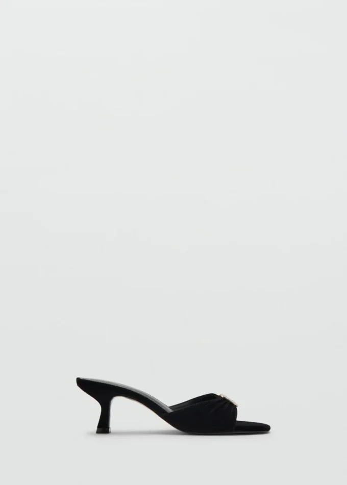Samt-Sandalen mit Schmuckverzierung Samt-Sandalen mit Schmuckverzierung