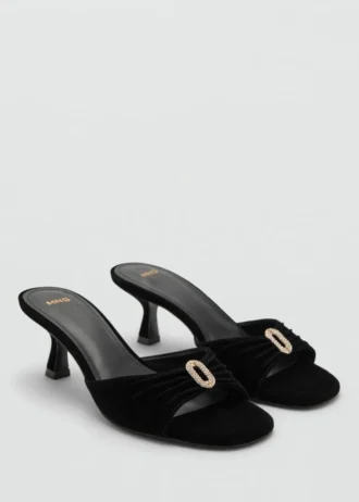Samt-Sandalen mit Schmuckverzierung