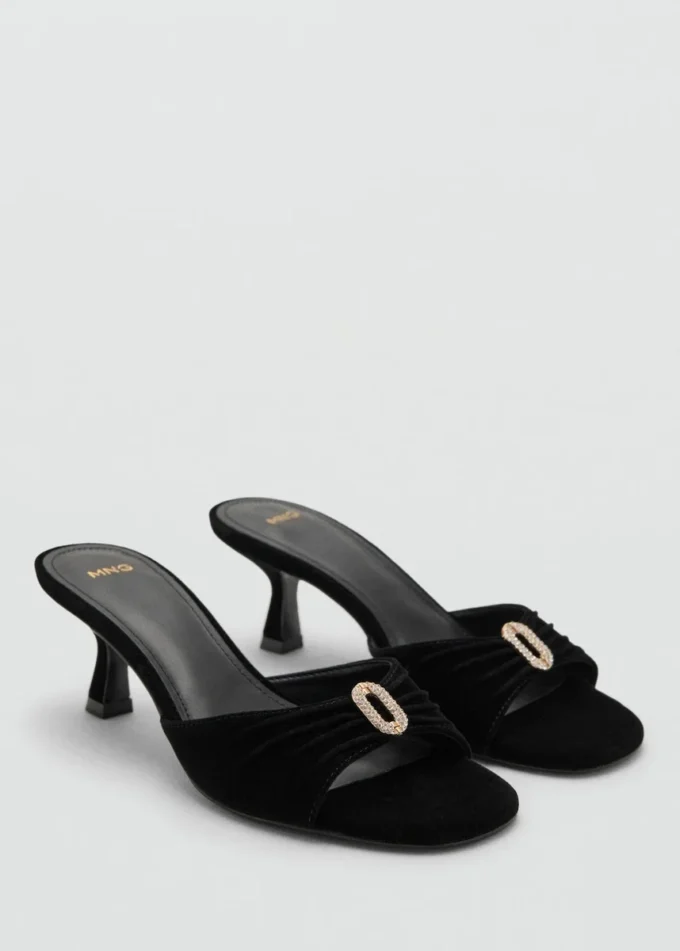Samt-Sandalen mit Schmuckverzierung Samt-Sandalen mit Schmuckverzierung