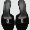 Samt-Sandalen mit Schmuckverzierung Samt-Sandalen mit Schmuckverzierung