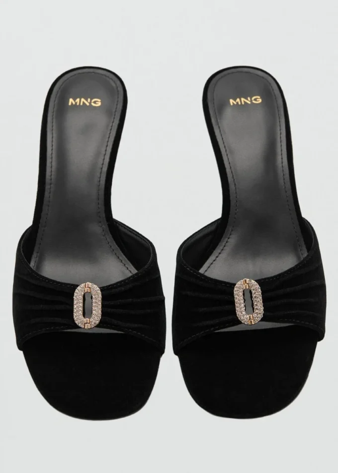 Samt-Sandalen mit Schmuckverzierung Samt-Sandalen mit Schmuckverzierung