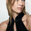 Samt-Top mit Neckholder und Knebelverschluss Samt-Top mit Neckholder und Knebelverschluss