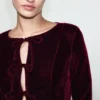 Samtbluse mit Schleifen Samtbluse mit Schleifen