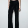 Samtige Hose mit Nahtdetails Samtige Hose mit Nahtdetails