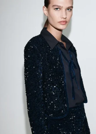 Samtjacke mit Pailletten und Schleife