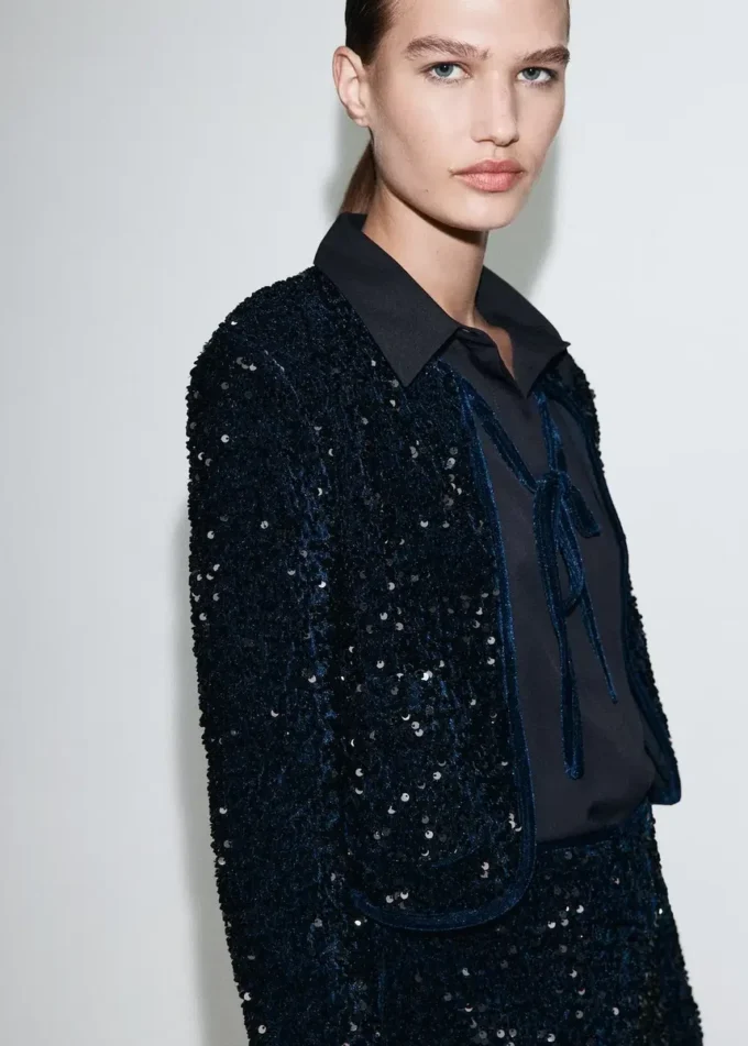 Samtjacke mit Pailletten und Schleife Samtjacke mit Pailletten und Schleife