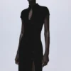 Samtkleid mit Knebelverschlüssen und Schlitz Samtkleid mit Knebelverschlüssen und Schlitz