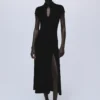Samtkleid mit Knebelverschlüssen und Schlitz Samtkleid mit Knebelverschlüssen und Schlitz