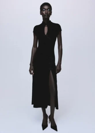 Samtkleid mit Knebelverschlüssen und Schlitz