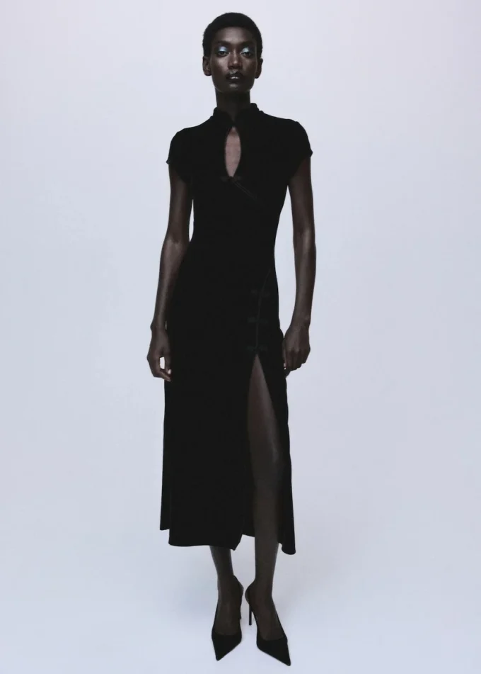 Samtkleid mit Knebelverschlüssen und Schlitz Samtkleid mit Knebelverschlüssen und Schlitz