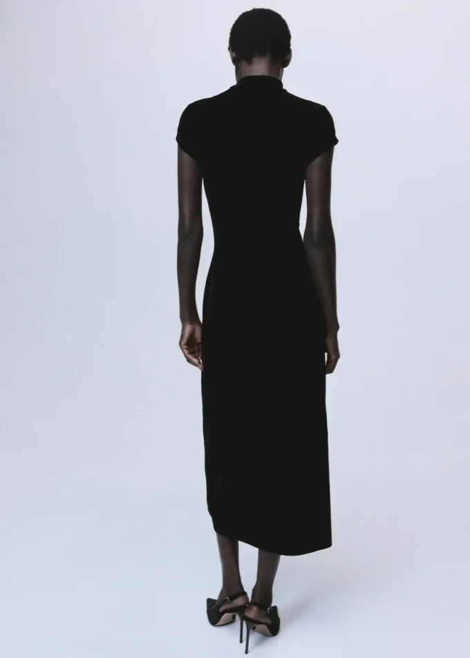 Samtkleid mit Knebelverschlüssen und Schlitz Samtkleid mit Knebelverschlüssen und Schlitz