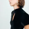 Samtkleid mit Knebelverschlüssen und Schlitz Samtkleid mit Knebelverschlüssen und Schlitz
