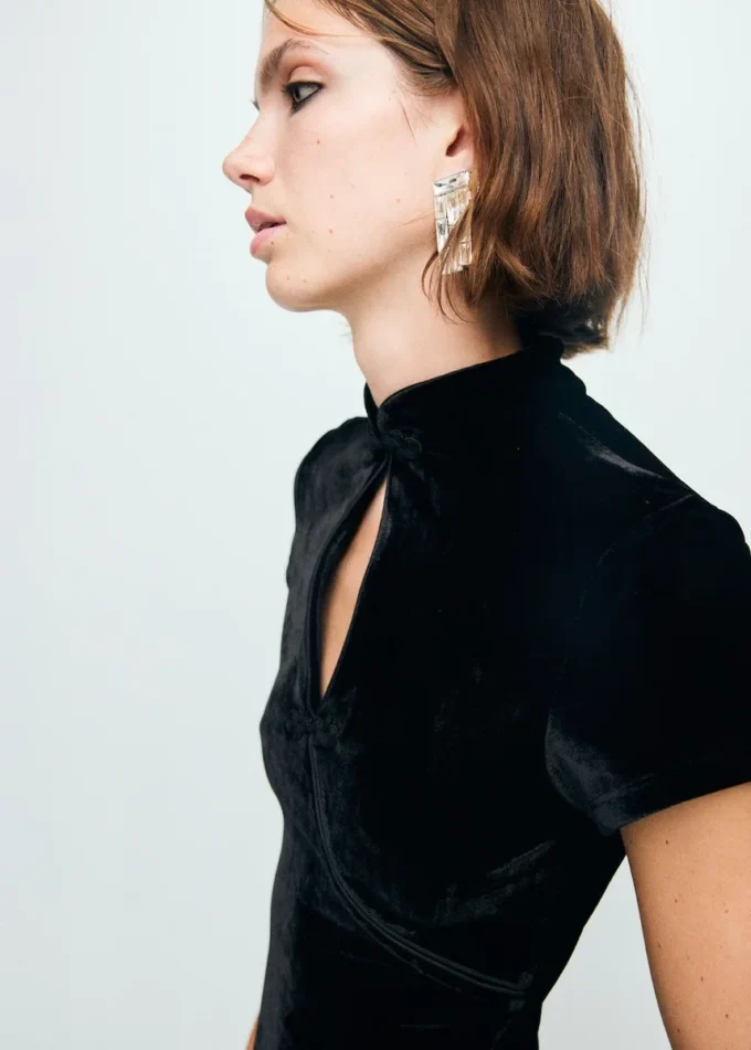 Samtkleid mit Knebelverschlüssen und Schlitz Samtkleid mit Knebelverschlüssen und Schlitz