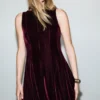 Samtkleid mit Nähten Samtkleid mit Nähten