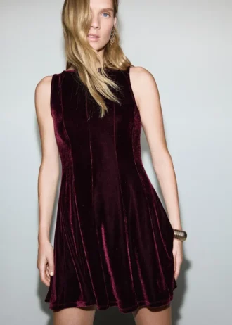 Samtkleid mit Nähten