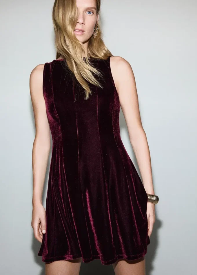 Samtkleid mit Nähten Samtkleid mit Nähten