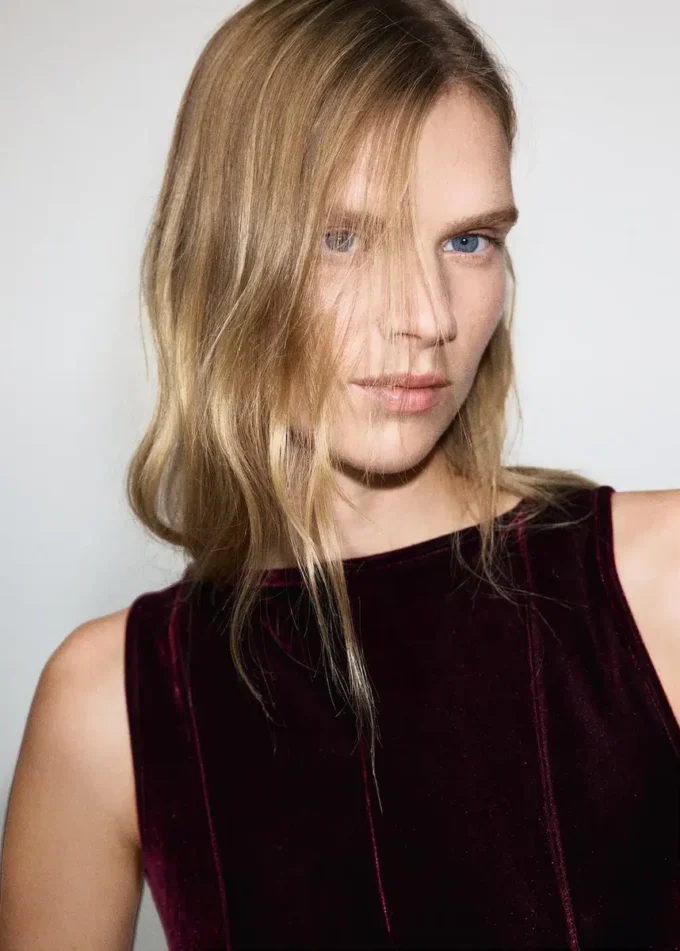 Samtkleid mit Nähten Samtkleid mit Nähten