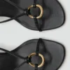 Sandale mit Absatz und Ringdetail Sandale mit Absatz und Ringdetail