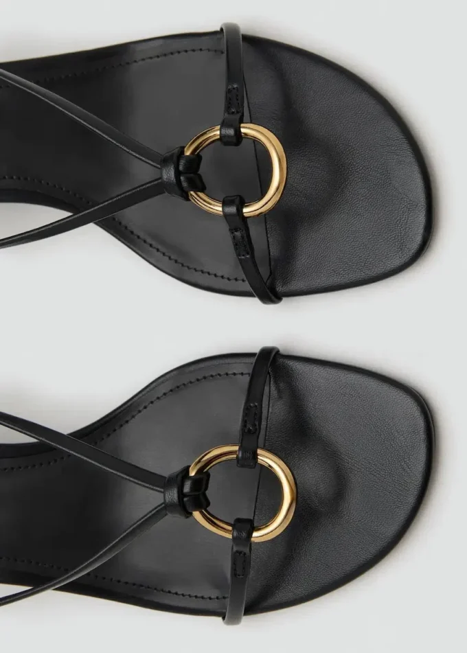 Sandale mit Absatz und Ringdetail Sandale mit Absatz und Ringdetail