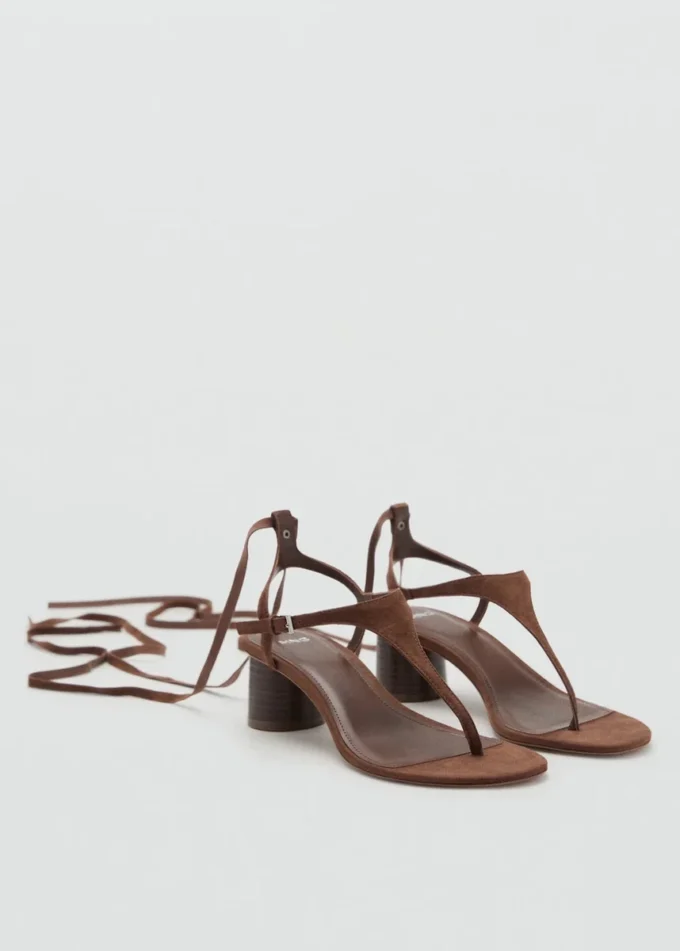 Sandalen mit Absatz aus Wildleder Sandalen mit Absatz aus Wildleder