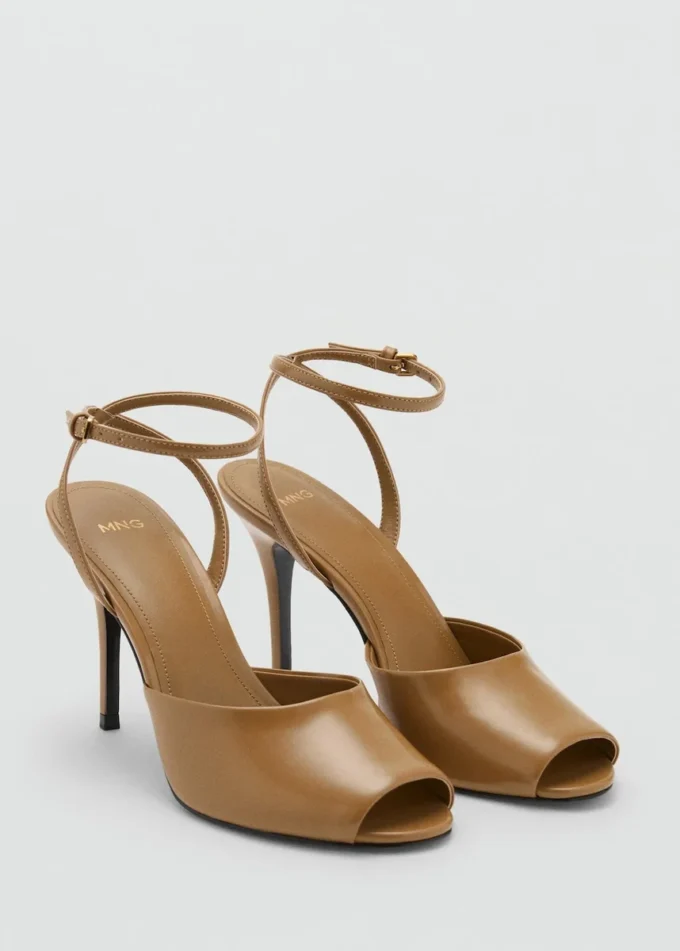 Sandalen mit Absatz und Knöchelriemen