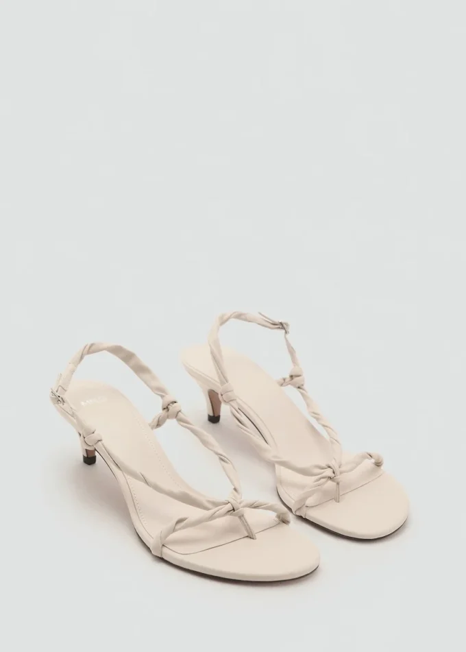 Sandalen mit gerafften Riemen Sandalen mit gerafften Riemen