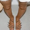 Sandalen mit Kitten-Heel und Schnalle Sandalen mit Kitten-Heel und Schnalle