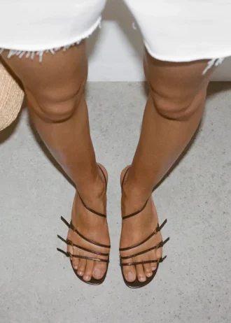 Sandalen mit Kitten-Heel und Schnalle