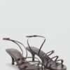Sandalen mit Kitten-Heel und Schnalle Sandalen mit Kitten-Heel und Schnalle