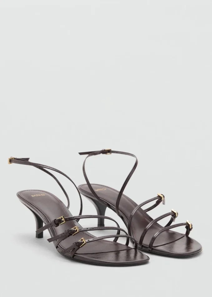 Sandalen mit Kitten-Heel und Schnalle Sandalen mit Kitten-Heel und Schnalle