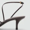 Sandalen mit Kitten-Heel und Schnalle Sandalen mit Kitten-Heel und Schnalle