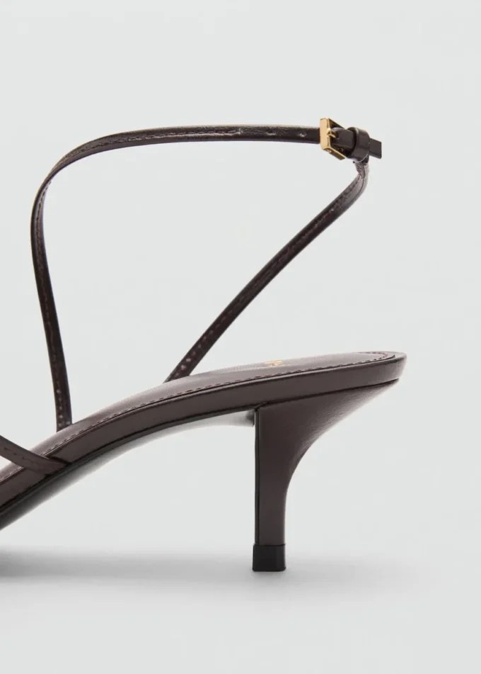 Sandalen mit Kitten-Heel und Schnalle Sandalen mit Kitten-Heel und Schnalle