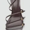 Sandalen mit Kitten-Heel und Schnalle Sandalen mit Kitten-Heel und Schnalle