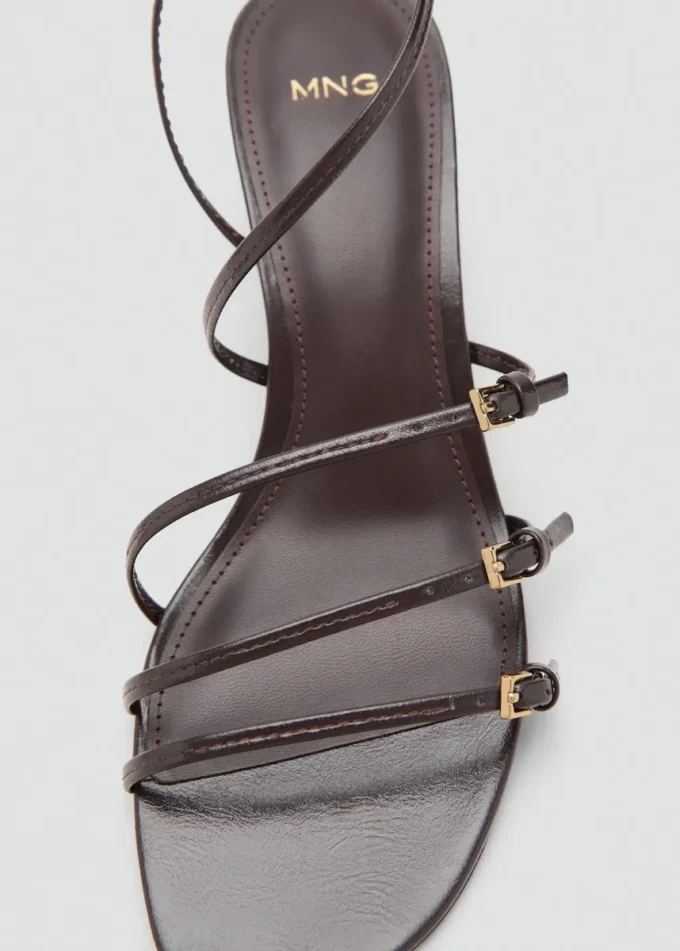 Sandalen mit Kitten-Heel und Schnalle Sandalen mit Kitten-Heel und Schnalle