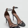 Sandalen mit Riemchen und Absatz Sandalen mit Riemchen und Absatz