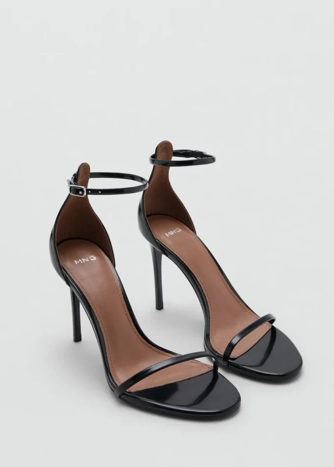Sandalen mit Riemchen und Absatz Sandalen mit Riemchen und Absatz